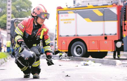 Siniestro. La Policía y el Municipio investigan el accidente de un bus que dejó dos fallecidos en Quito.
