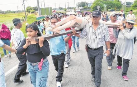 Los fieles participaron de forma masiva en la procesión en Daule.