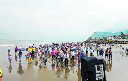 Procesión. Comuneros participaron de una caminata, en San Clemente, Manabí.
