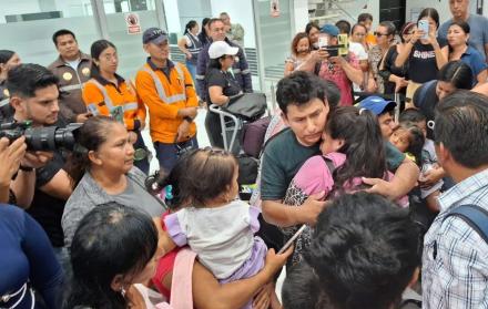 En el área internacional del aeropuerto Eloy Alfaro, en Manta, decenas de familiares aguardaban el arribo de los dos últimos pescadores del barco Negra Francisca Duarte II