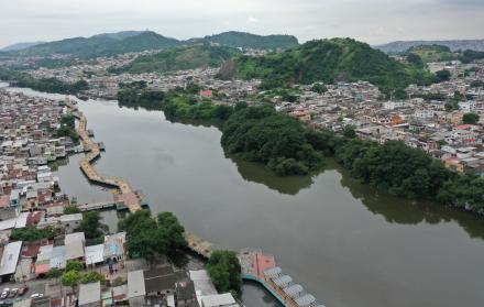 ciudadela La Ferroviaria y el estero Salado