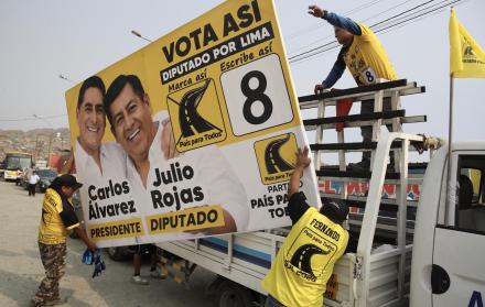 Personas sostienen una valla publicitaria Perú