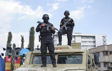 .Dos soldados desplegados en el funeral del comandante de las Fuerzas Navales de la Guardia Revolucionaria Alireza Tangsiri en la plaza Engelab de Teherán