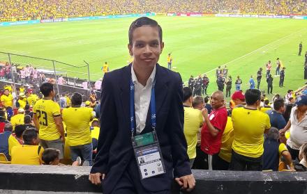 El periodista Ángel Barrera organizó una rifa para cumplir su sueño de cubrir un partido internacional en Buenos Aires.