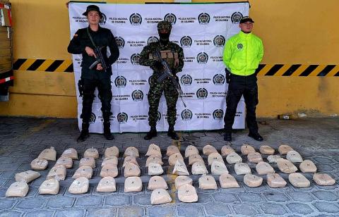 La Policía de Colombia informó que la droga estaba rotulada con el logo de un equipo de fútbol ecuatoriano.