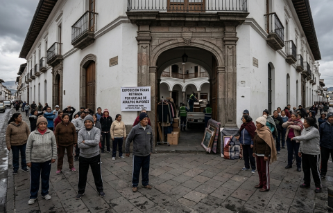 Adultos mayores en las afuera del Centro Cultural Metropolitano