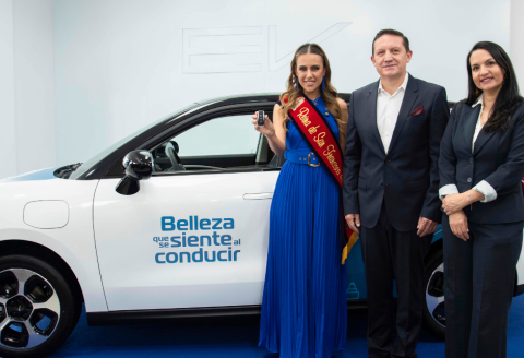 JAC entrega auto a Fundación Reina de Quito.