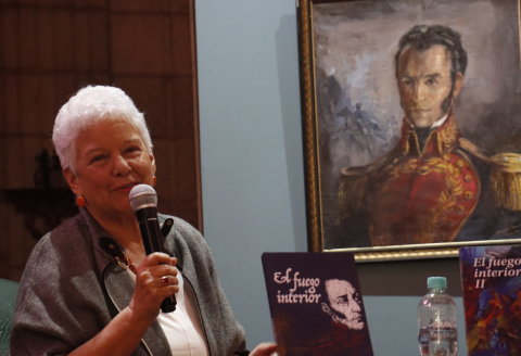 Agueda Pallares junto a sus libros