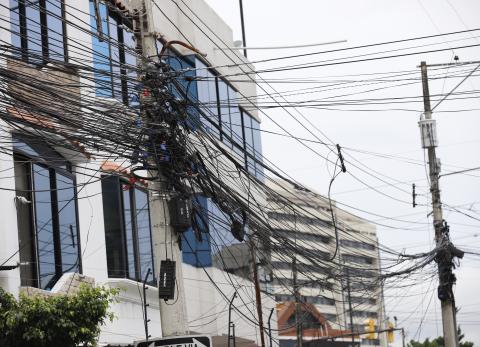 Guayaquil: Las &lsquo;telara&ntilde;as&rsquo; de cables envuelven edificios de ciudadela del norte