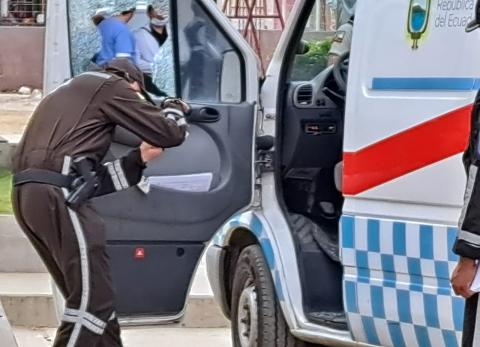 Una ambulancia fue baleada en Playas; el conductor resulta herido