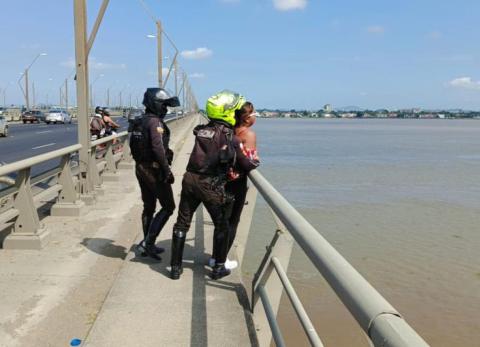 Guayaquil: Polic&iacute;as se capacitan en estrategias para prevenir suicidios