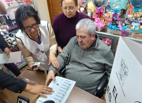 Cuenca: 32 personas votaron en casa en Azuay
