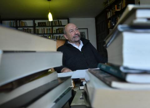 Javier V&aacute;sconez, el ganador del Premio Eugenio Espejo lleva una vida entre libros