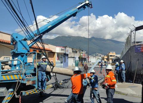 Quito: Choque de un bus urbano hace colapsar postes de El Inca