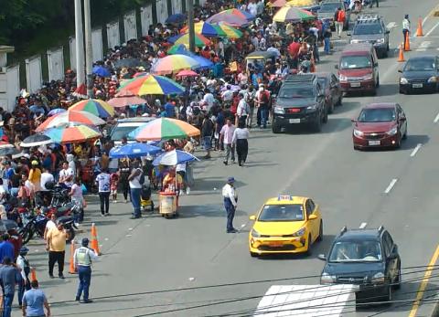 Guayaquil: Aglomeraciones y cierres de v&iacute;as por acuartelamiento militar