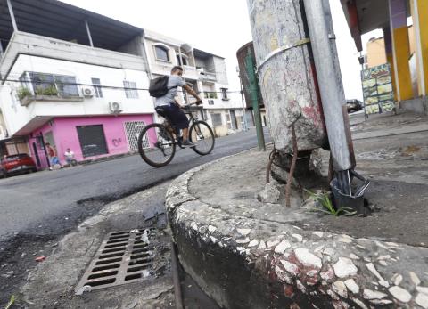 Los postes, un peligro constante en el sur de Guayaquil