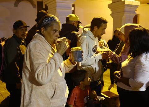 La solidaridad se enciende en Quito: j&oacute;venes ayudan a los habitantes de calle
