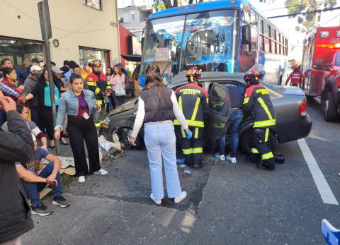 Quito: Bus choca contra auto y lo arrastra en la calle Juan Le&oacute;n Mera