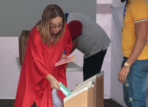 Los paname&ntilde;os ya acuden a las urnas para elegir presidente este domingo 5 de mayo