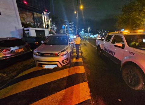 Quito: En tres d&iacute;as de feriado se detuvo a 17 conductores en estado de embriaguez