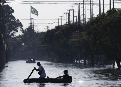 Una de las afectadas por inundaciones en Brasil: &quot;Tuve que salir nadando de casa&quot;
