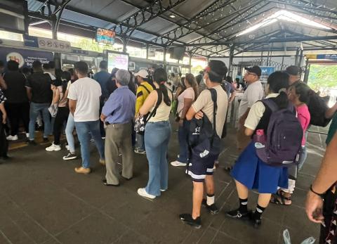 Guayaquil: Estudiantes, los otros afectados por la falta de buses de metrov&iacute;a