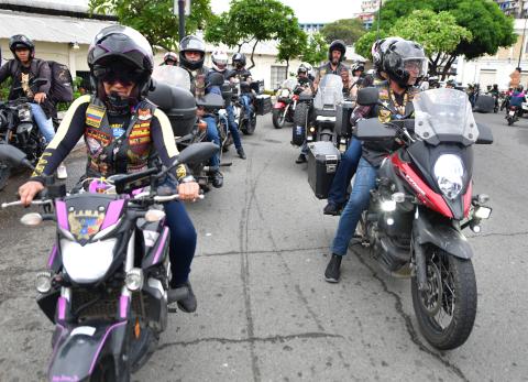 M&aacute;s de 50 motociclistas extranjeros recorren las calles de Guayaquil