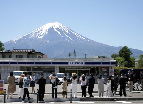 Una ciudad bloquear&aacute; la vista del Monte Fuji ante el turismo masivo