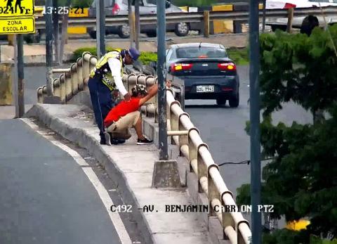 Salvan a hombre que quiso saltar de un puente del norte de Guayaquil
