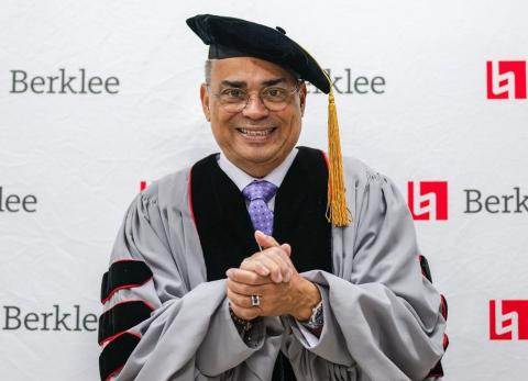 Gilberto Santa Rosa es investido como doctor honoris causa de Berklee College