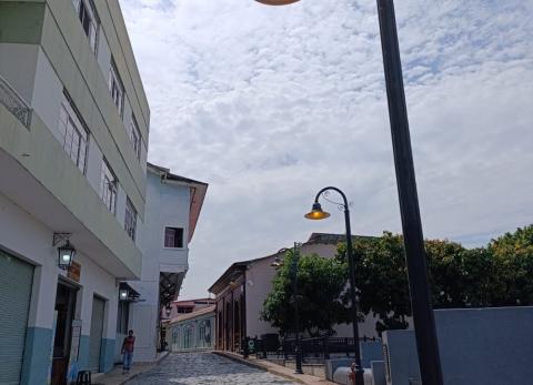Guayaquil: Restauran luminarias en el cerro Santa Ana y Las Pe&ntilde;as tras robo