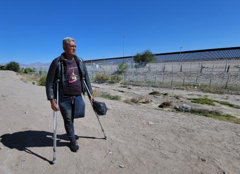 Venezolano llega con un solo pie a la frontera de M&eacute;xico en busca de una pr&oacute;tesis