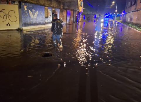 Lluvia causa deslizamiento de tierra e inundaciones en el sur de Quito