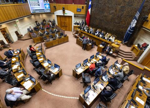 Chile aprueba una ley para que los seguros privados de salud salden millonaria deuda