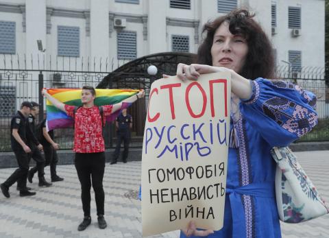 Miedo, tortura y humillaciones: minor&iacute;as sexuales en la Ucrania ocupada