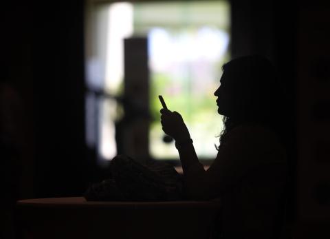 Una hora de pantallas después de acostarse dispara el riesgo de insomnio
