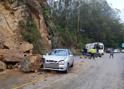 Dos personas resultaron heridas tras caída de rocas en la vía Ricaurte- La Raya