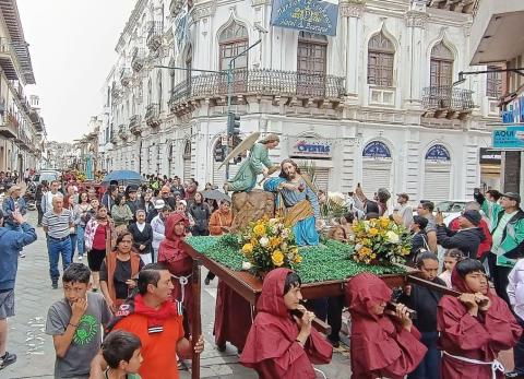 Viernes Santo: Fieles participaron en viacrucis que recorrió las calles de Cuenca