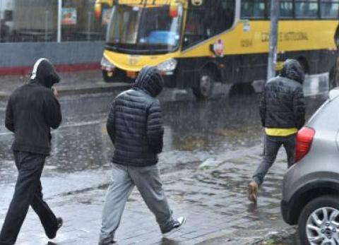 Quito bajo lluvias este 24 de abril: alerta por acumulación en zonas específicas
