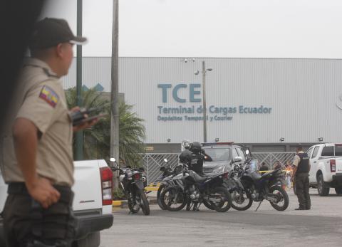 Fusiles y armas se decomisaron en el área de carga del aeropuerto de Guayaquil