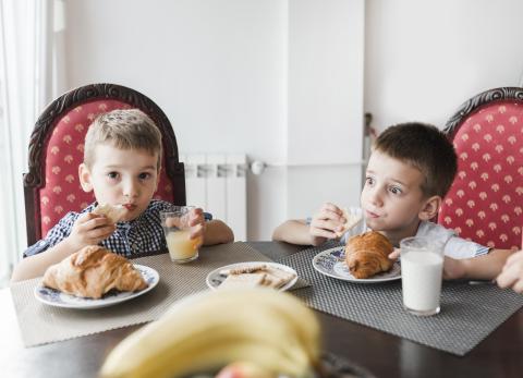 Alimentos que una cardióloga jamás usaría en el desayuno: consejos de salud infantil