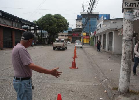 Parquear en Guayaquil, una odisea: conos, 'cuidadores' y cobros sin control