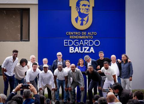 Liga de Quito inmortalizó el legado de Edgardo Bauza
