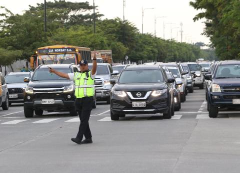 Samborond&oacute;n: Gobernaci&oacute;n admite congesti&oacute;n por operativos y promete ajustes