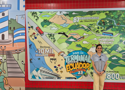 Daniela Santibañez plasma la esencia de Guayaquil en murales de la Terminal Terrestre