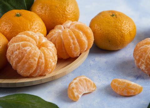 ¿Por qué tanta gente pone cáscaras de mandarina cerca de puertas y ventanas?
