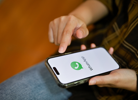 ¿Cómo afecta la acumulación de archivos de WhatsApp al rendimiento de mi celular?