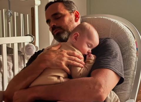 Pedro Pablo Duart presenta a su hijo Cayetano a los seis meses