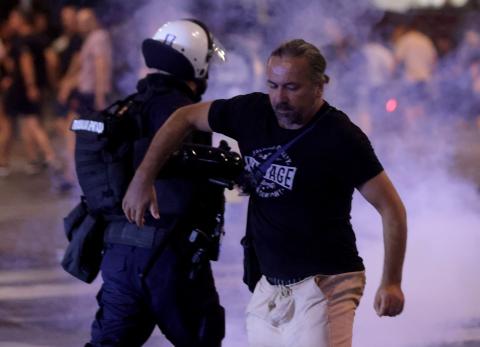 Presidente de Serbia advierte severidad contra manifestantes y los llama nazis