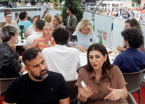 Cenar con desconocidos: una iniciativa en Austria para combatir la polarización